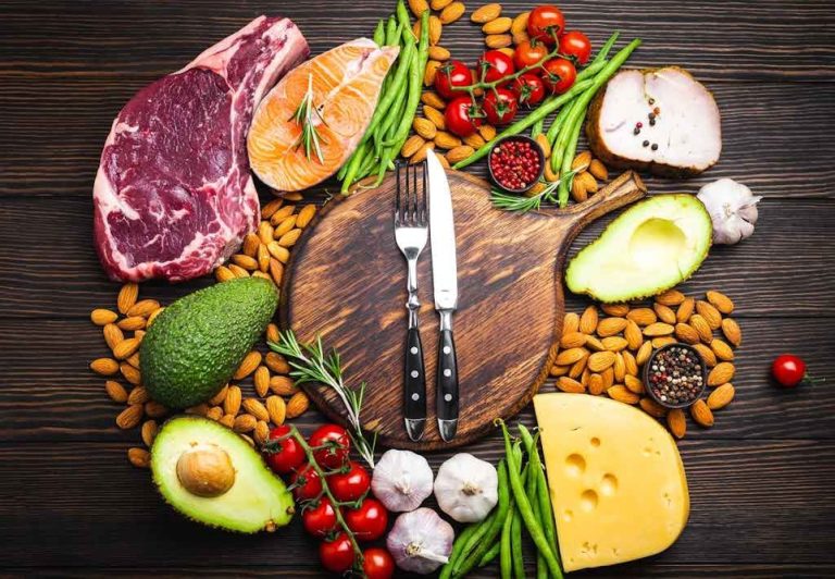 Plato saludable con frutas y verduras para mejorar la digestión - Objetivo Vientre Plano