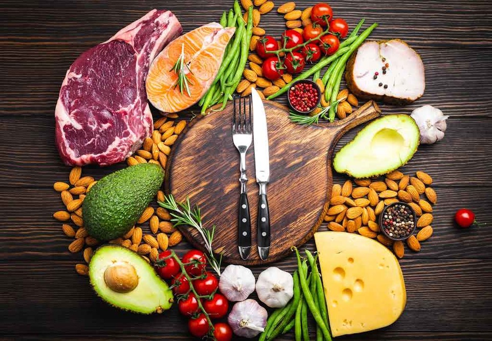 Plato saludable con frutas y verduras para mejorar la digestión - Objetivo Vientre Plano