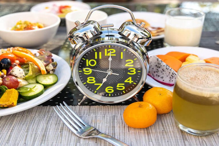 Plato saludable con frutas y verduras para mejorar la digestión - Objetivo Vientre Plano
