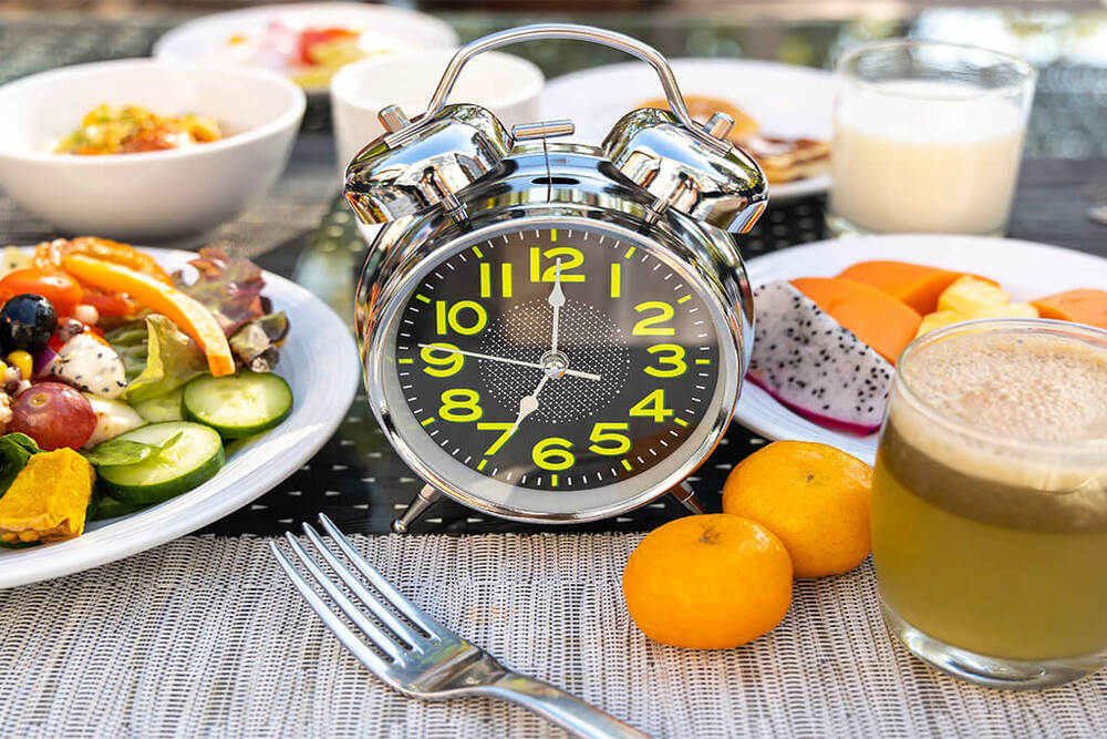 Plato saludable con frutas y verduras para mejorar la digestión - Objetivo Vientre Plano