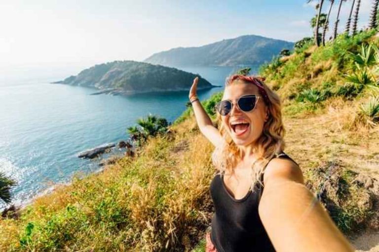Mujer sonriente al aire libre tras mejorar su digestión y reducir la hinchazón abdominal con pequeños cambios naturales