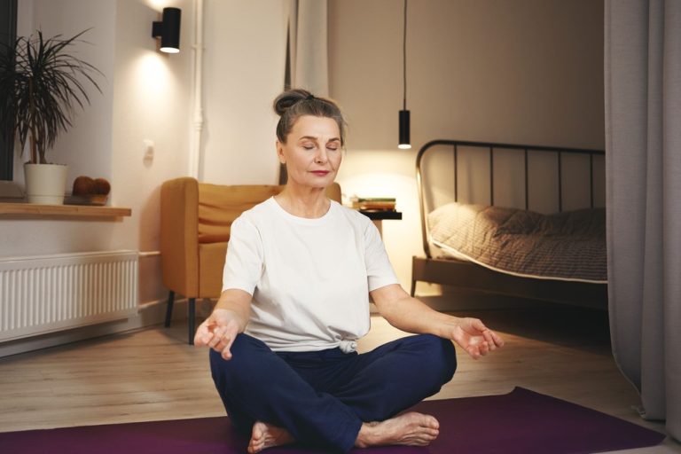 Para esta imagen en concreto (la mujer meditando en interior), aquí tienes solo lo importante que debes rellenar:
